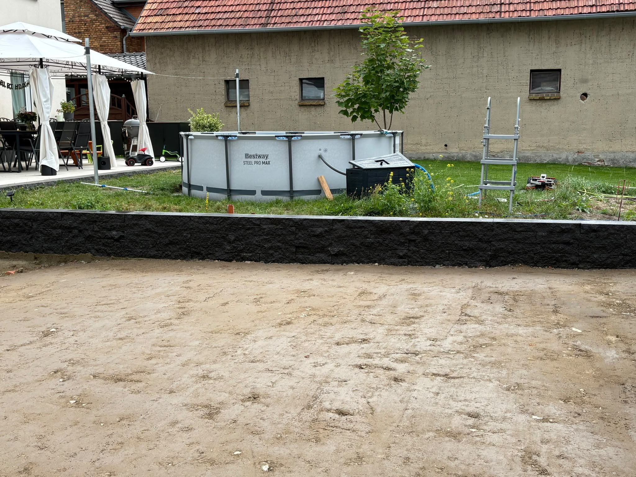 Planiertes Grundstück hinter einer neuen Mauer